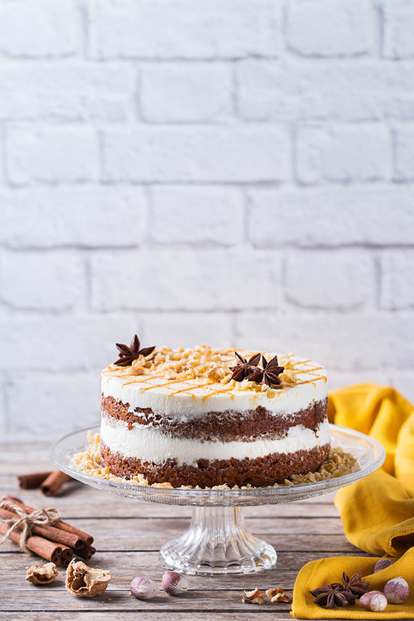 Αρωματικό κέικ καρότου με μπαχαρικά, σαντιγί και σιρόπι καραμέλα